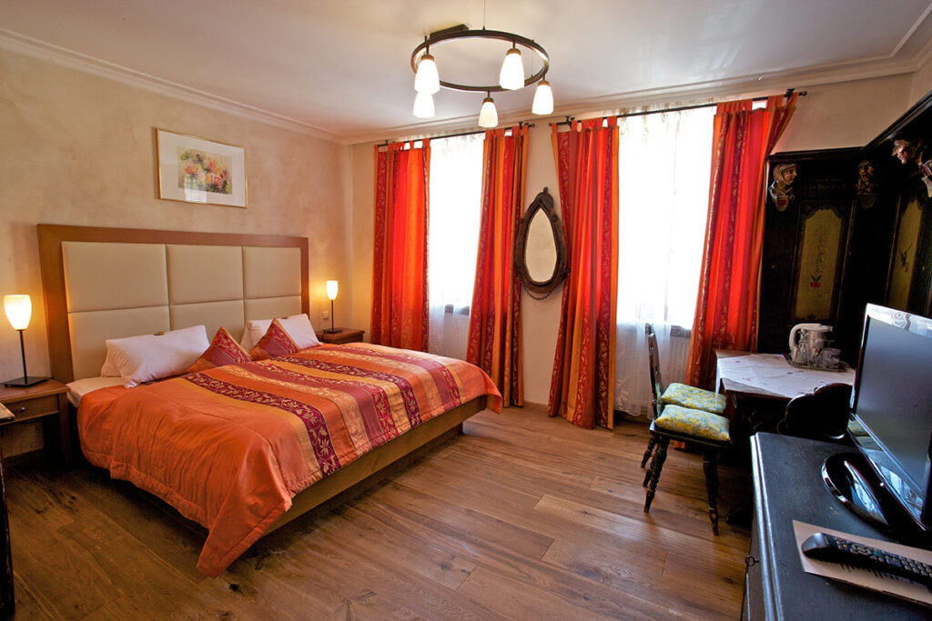 Komfortables Doppelzimmer mit Doppelbett und Komfortbad