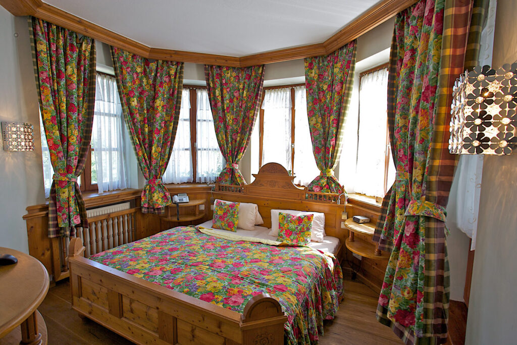 Helles Doppelzimmer mit Ausblick im Hotel Deutsche Eiche
