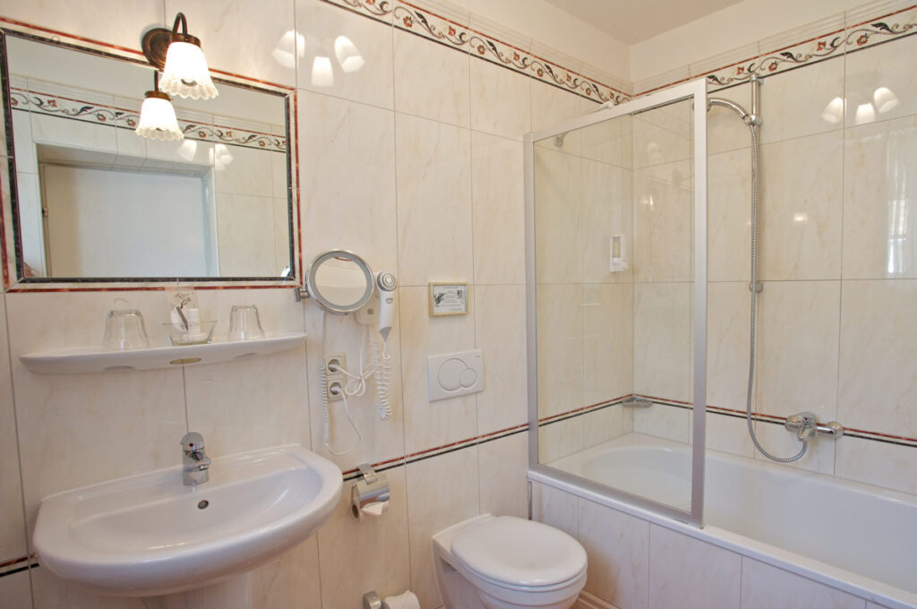 Modernes Badezimmer mit Dusche im Hotel Deutsche Eiche